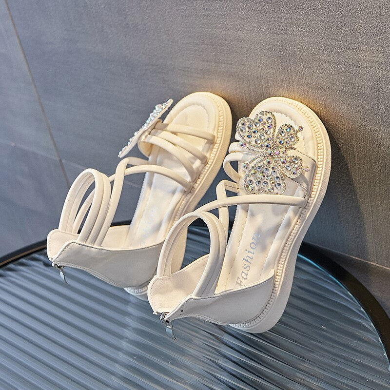 Sandalia Tiras Aplique Mariposa