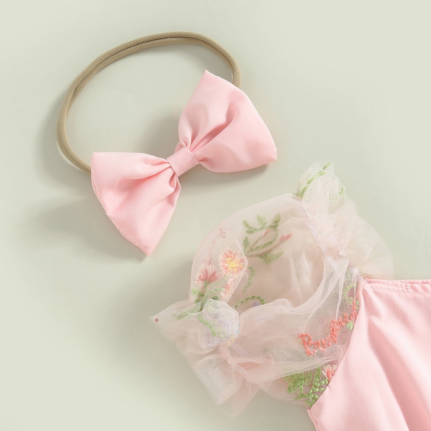 Vestido mameluco floral de tul con manga corta abullonada y diadema