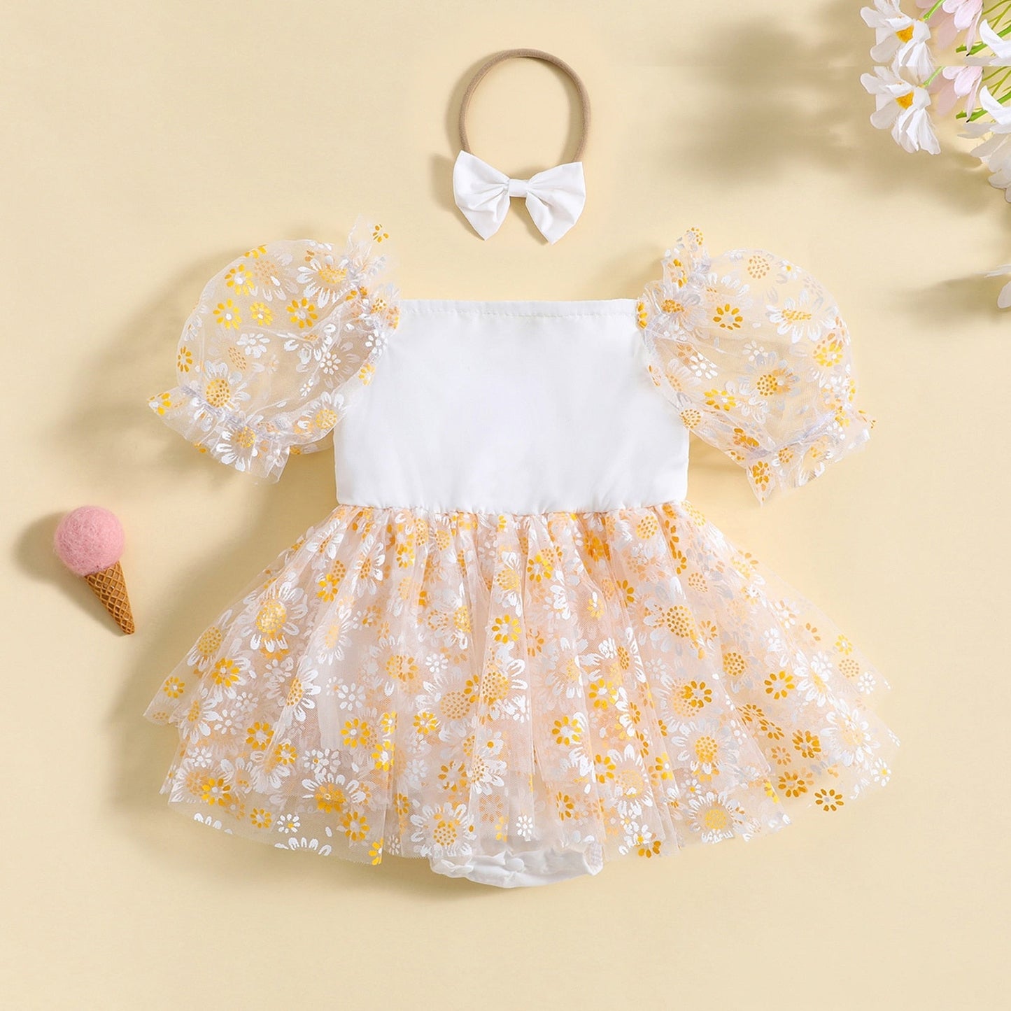 Vestido mameluco con estampado de margaritas y manga corta abullonada