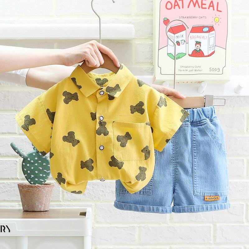 Conjunto de camisa infantil con osito pequeño