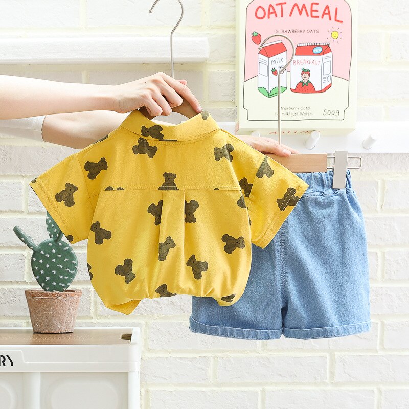 Conjunto de camisa infantil con osito pequeño