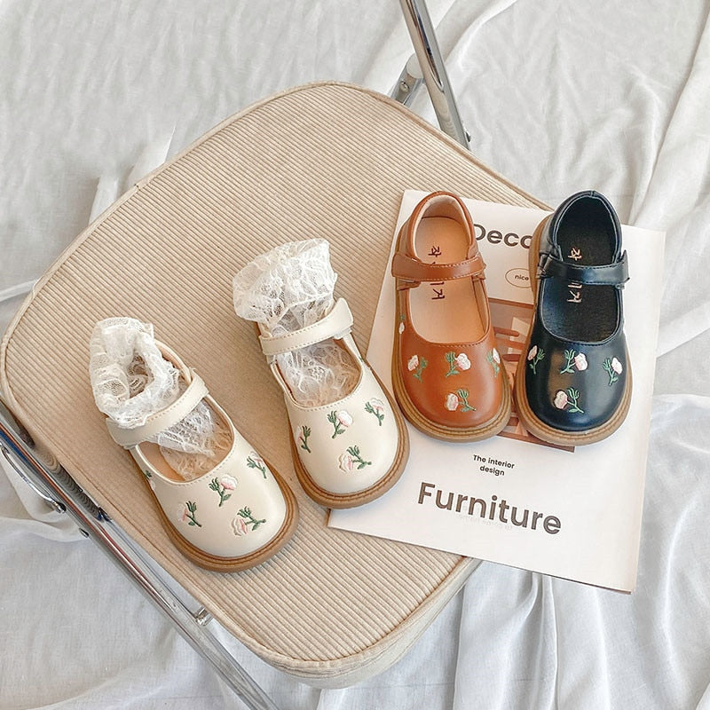 Zapatos de cuero bordados de princesa