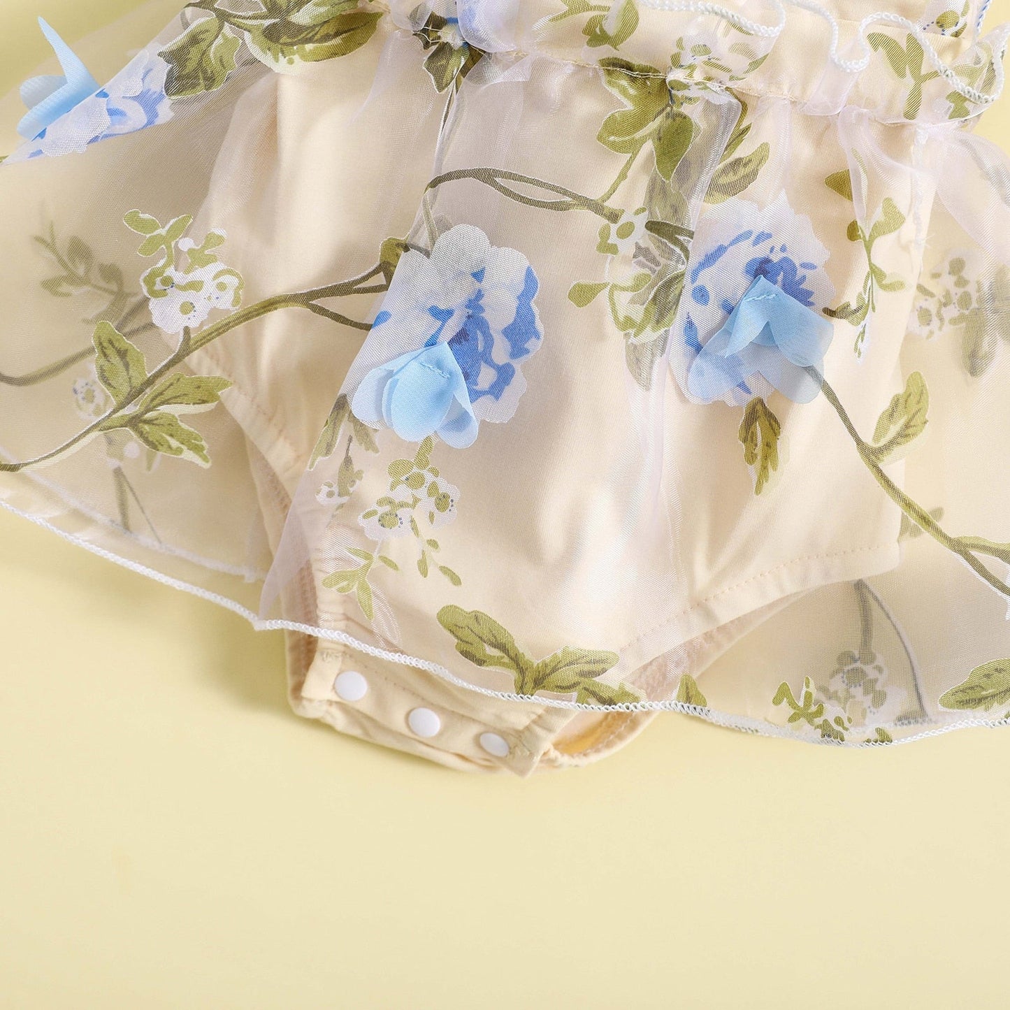 Mameluco de vestido de una línea de verano con retazos de tul y flores