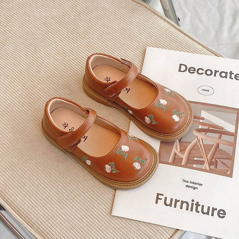 Zapatos de cuero bordados de princesa