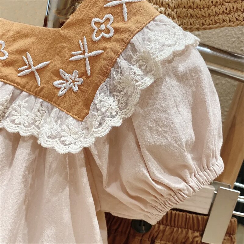 Vestido infantil con volantes bordados