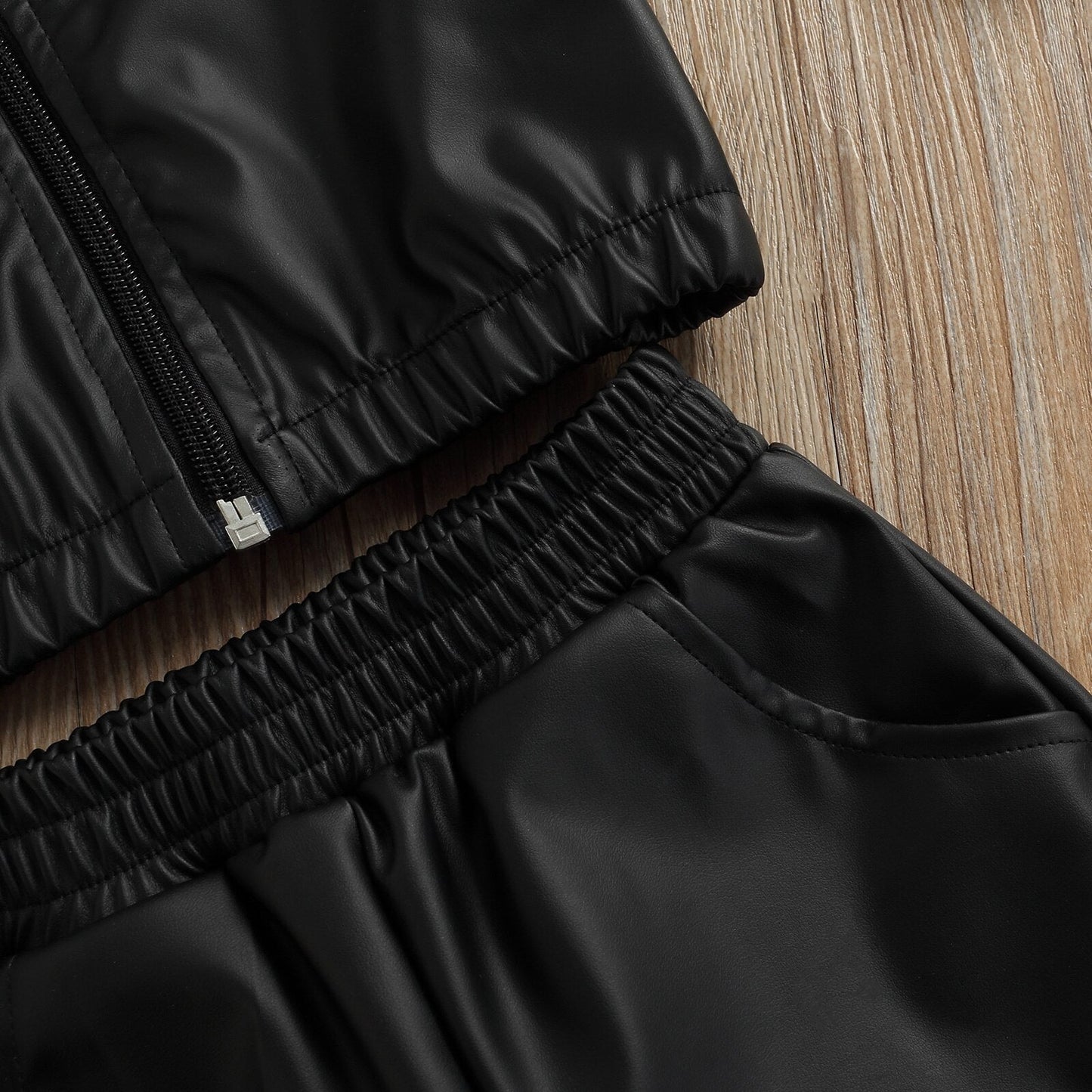 Conjunto de tops de cuero con cremallera y cuello vuelto de manga corta negros