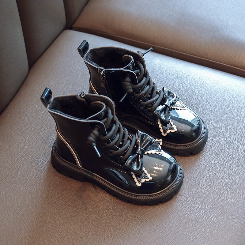 Botas Barnizadas Con Lazo