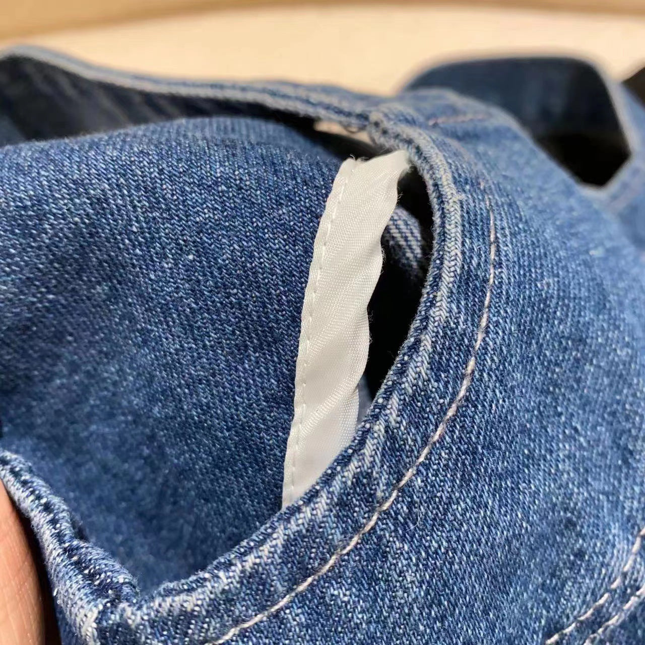 Conjunto de falda vaquera para niñas.