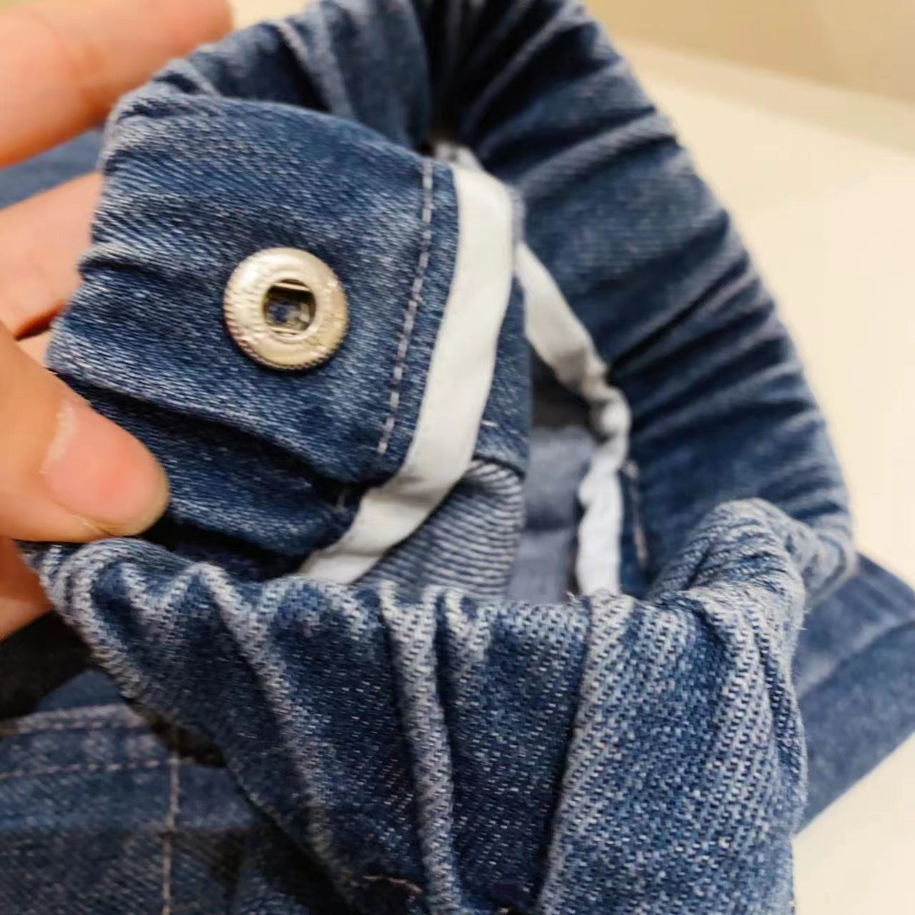 Conjunto de falda vaquera para niñas.