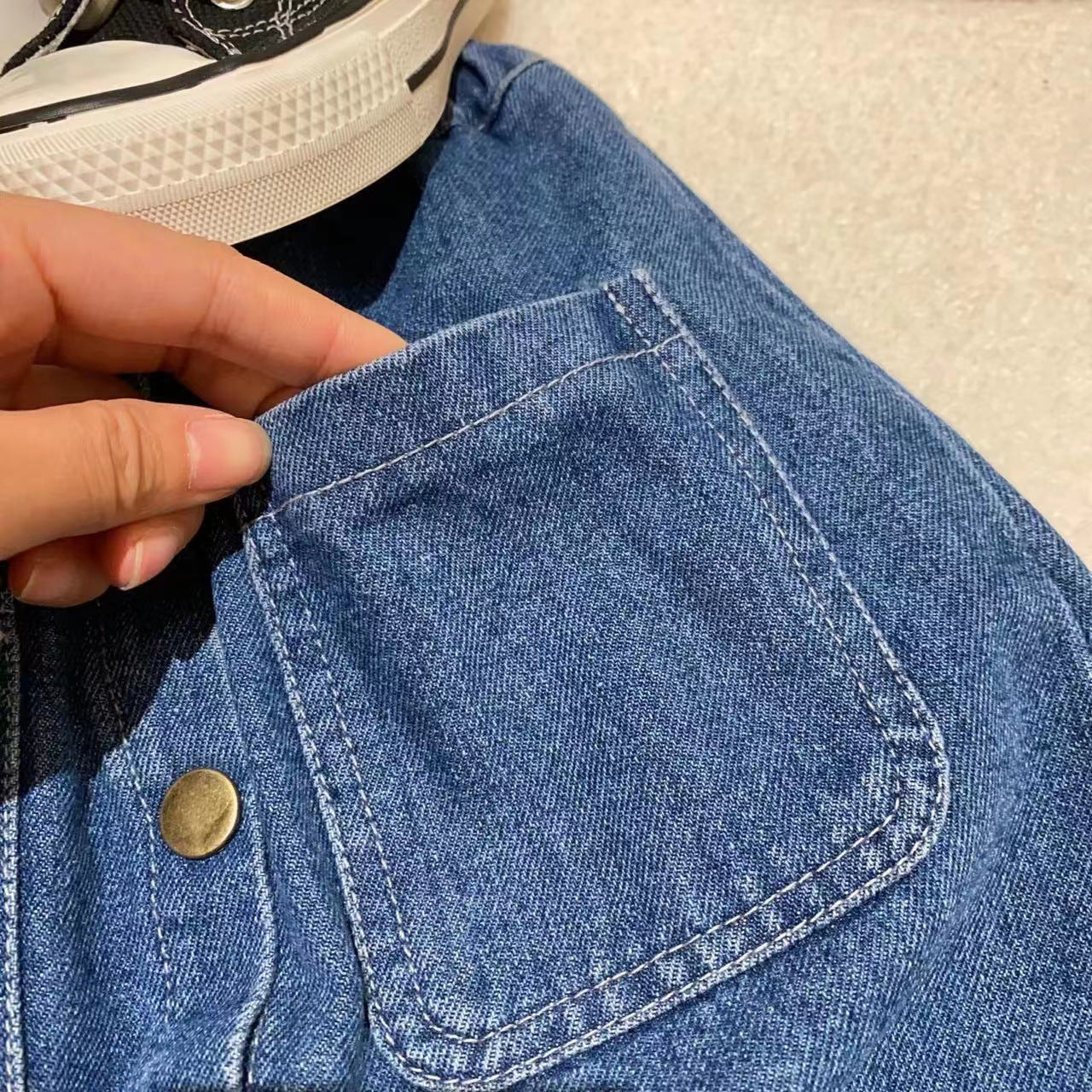 Conjunto de falda vaquera para niñas.