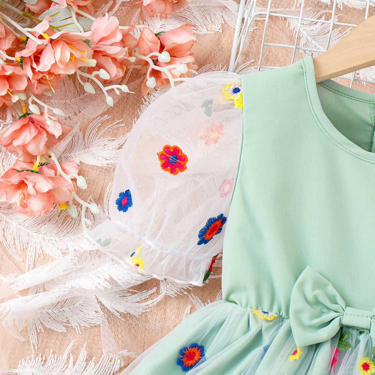 Vestido infantil con lazo de flores