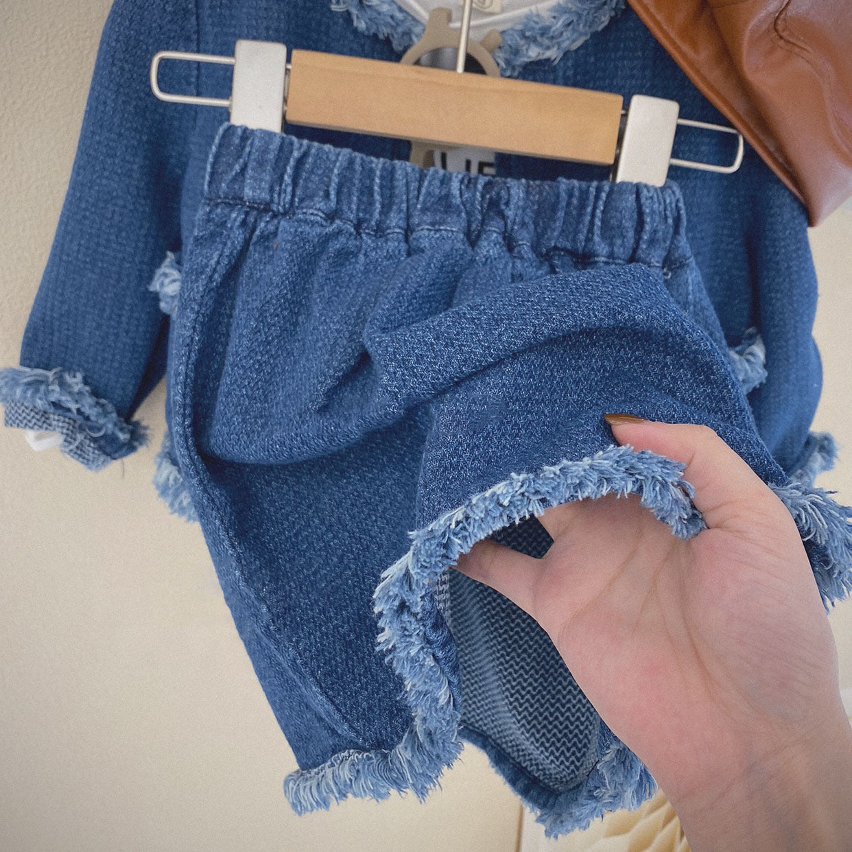 Conjunto de jeans deshilachados para niños