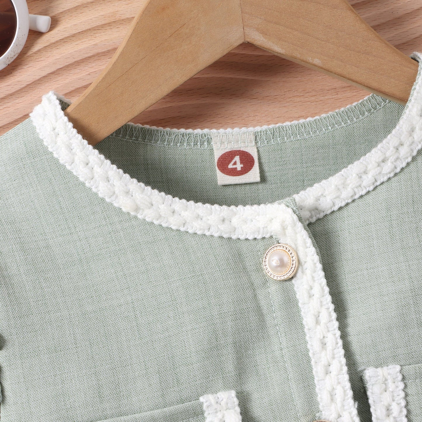 Conjunto infantil de mujer con bolsillos y falda plisada