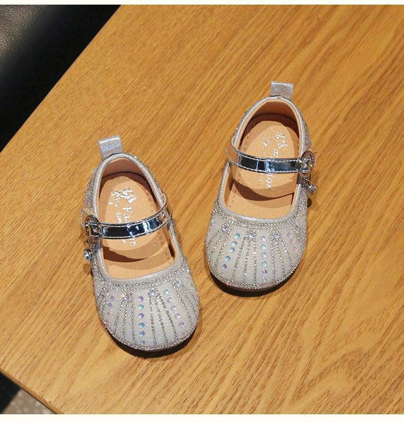 Zapatillas infantiles con diamantes de imitación brillantes.