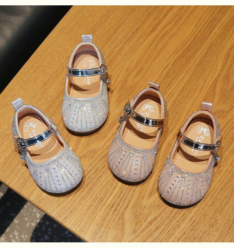 Zapatillas infantiles con diamantes de imitación brillantes.