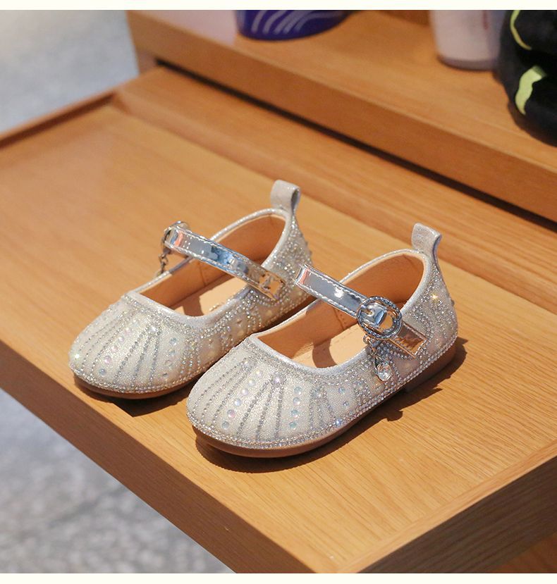 Zapatillas infantiles con diamantes de imitación brillantes.