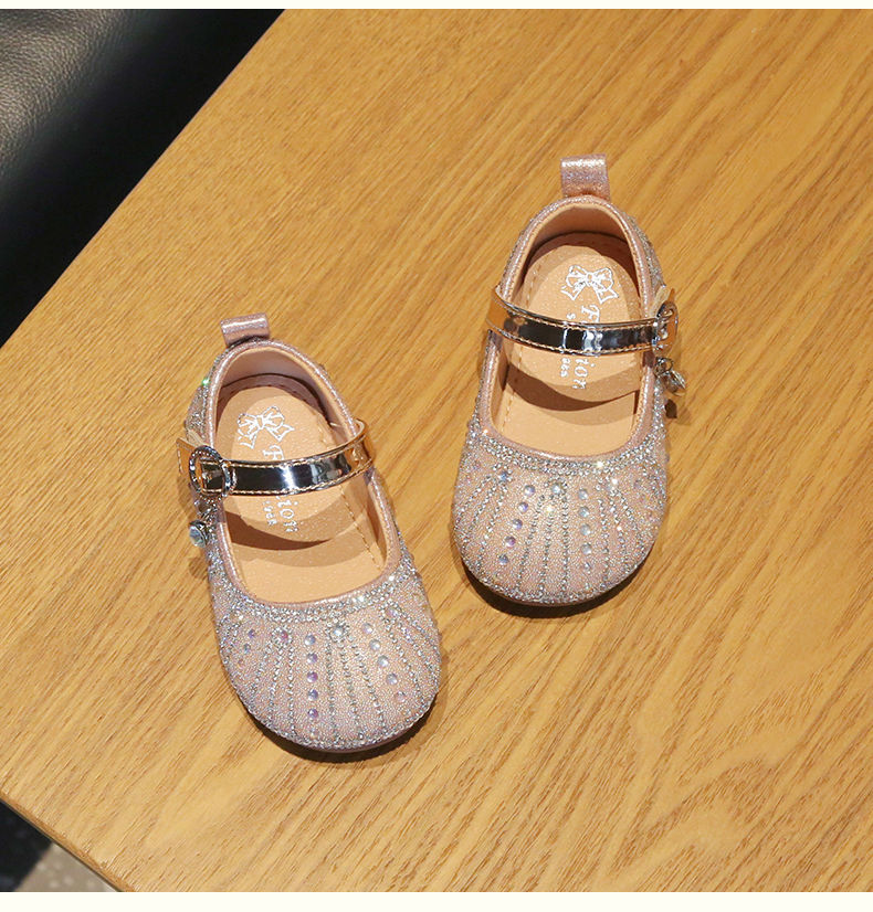 Zapatillas infantiles con diamantes de imitación brillantes.