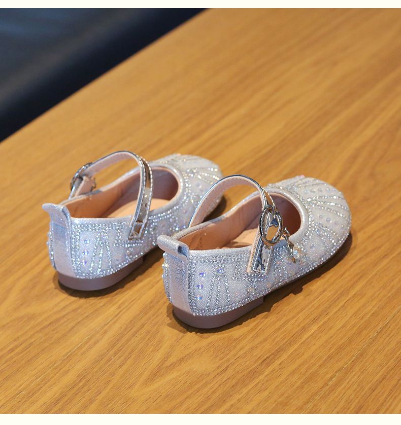 Zapatillas infantiles con diamantes de imitación brillantes.