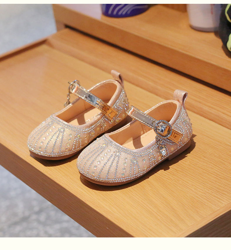 Zapatillas infantiles con diamantes de imitación brillantes.