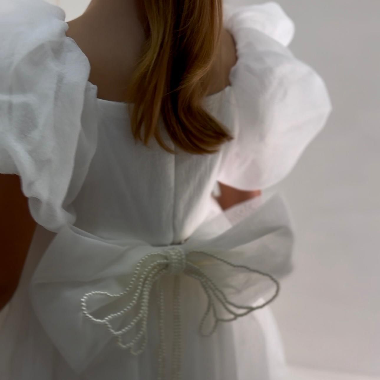 Vestido Infantil Blanco con Volantes y Perlas