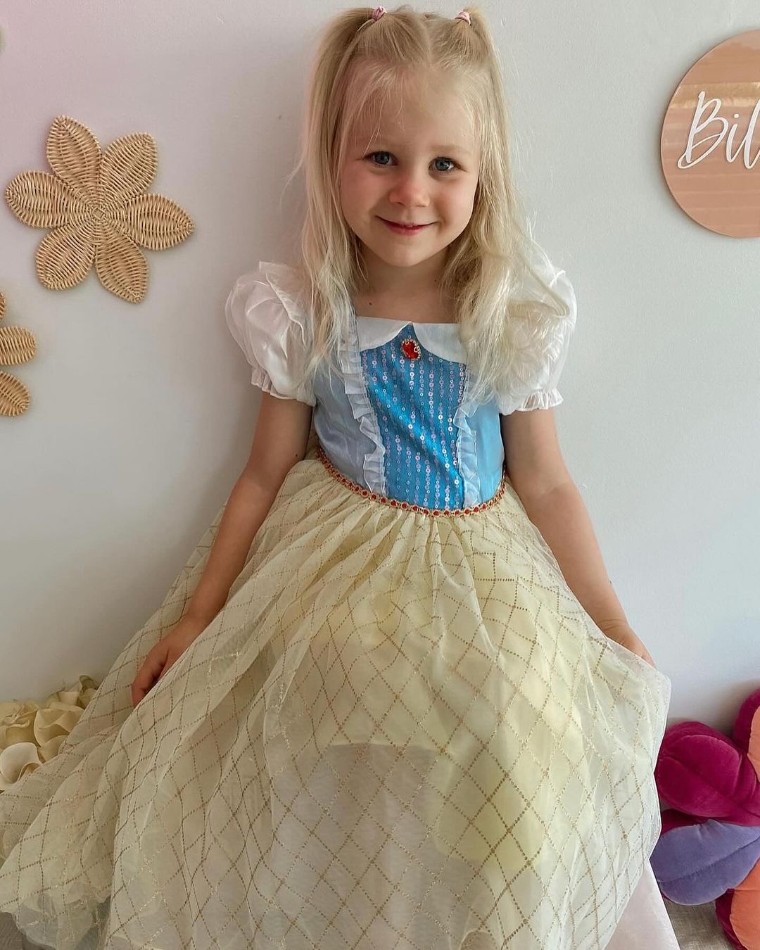 Vestido infantil de princesa amarillo y azul