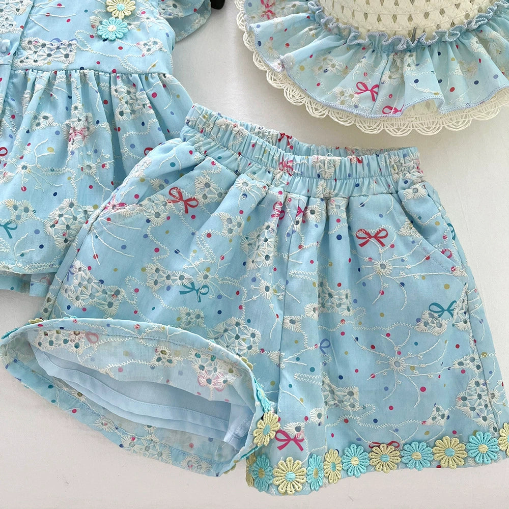 Conjunto de verano infantil con flores y lazo