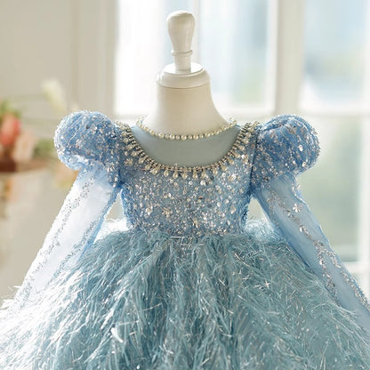 Vestido de fiesta con plumas azules brillantes