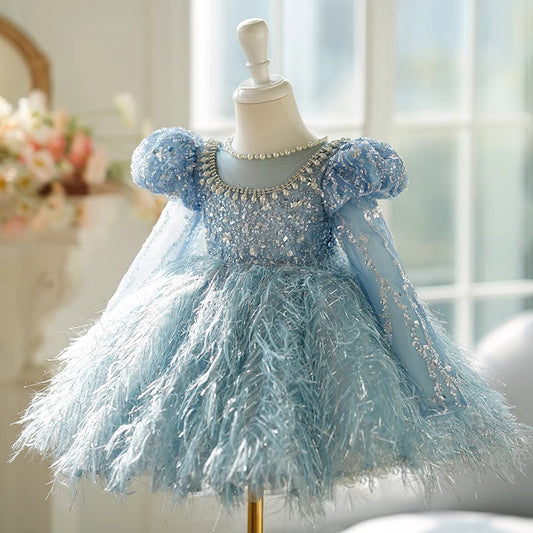 Vestido de fiesta con plumas azules brillantes