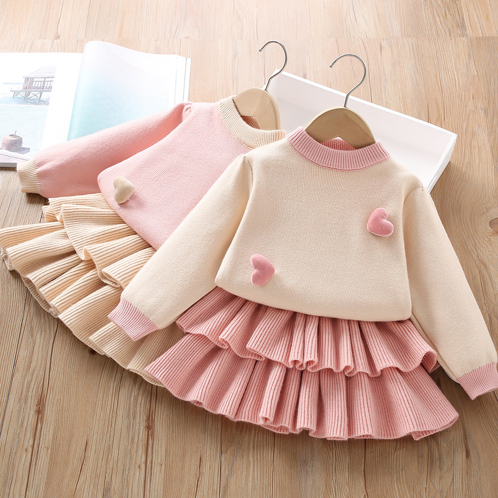 Conjunto de Niña con Corazones y Falda Plisada