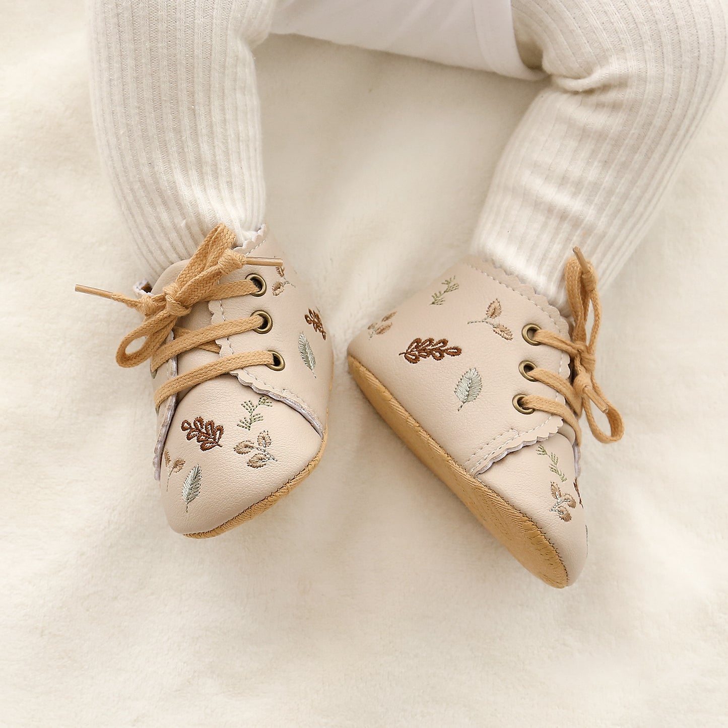 Zapatos de hojas para niñas