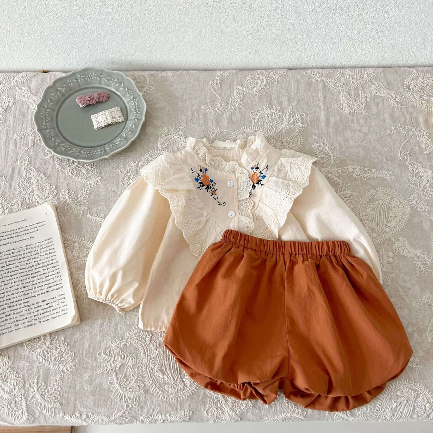 Conjunto de Niña Con Flores Bordadas