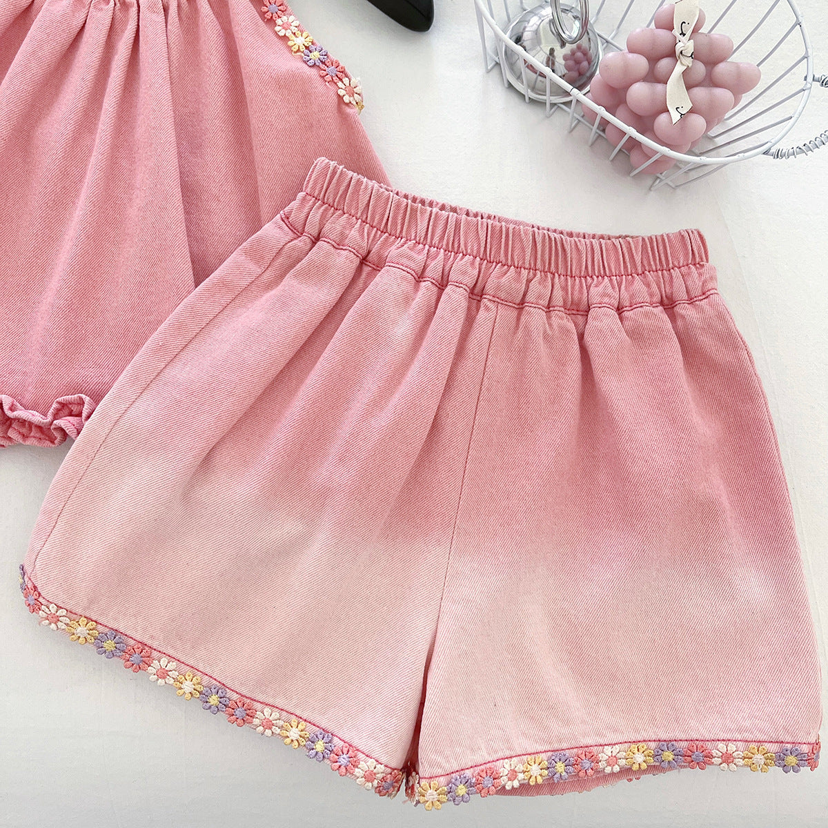 Conjunto vaquera para niña con estampado floral