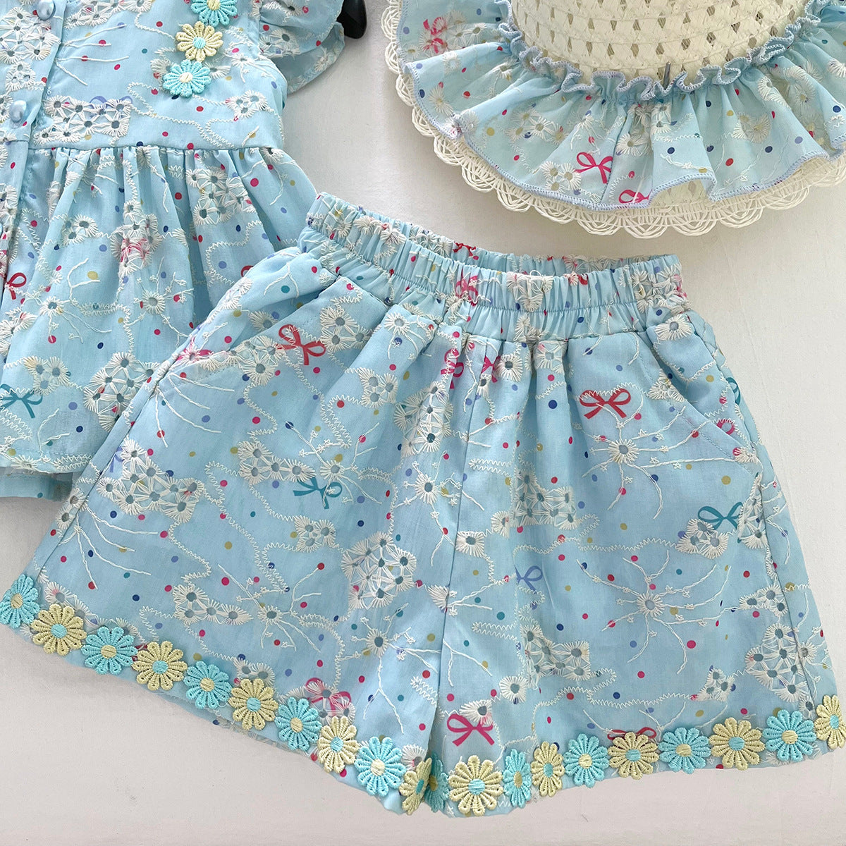 Conjunto de verano infantil con flores y lazo