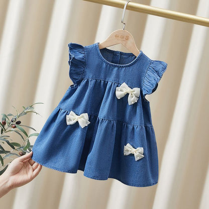 Vestido vaquero con lazo para niña