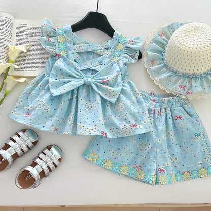 Conjunto de verano infantil con flores y lazo