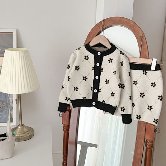 Conjunto de punto con flores para niña