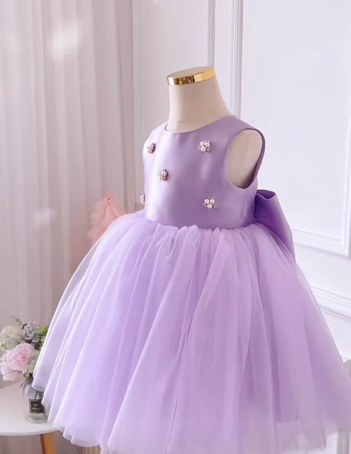 Vestido de fiesta infantil morado con perlas