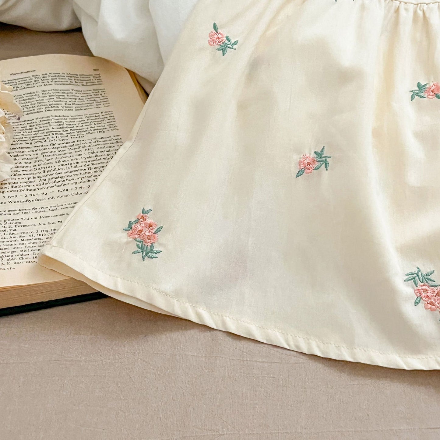Vestido Infantil con Flores y Encaje