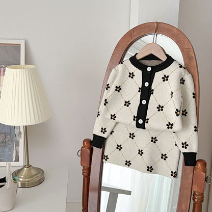 Conjunto de punto con flores para niña