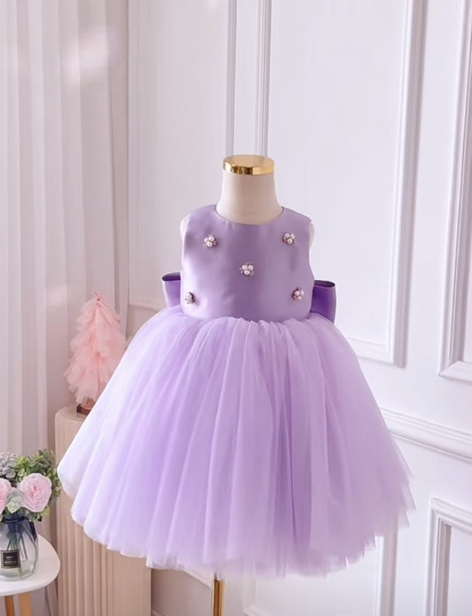 Vestido de fiesta infantil morado con perlas