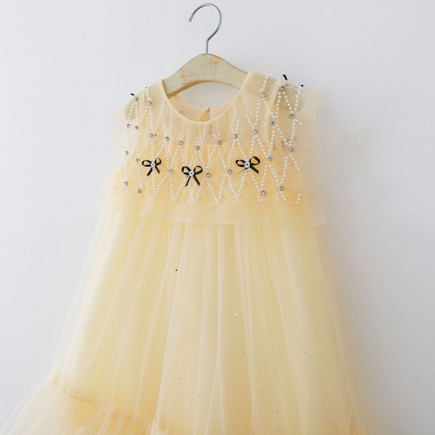 Vestido infantil de tul con lazos