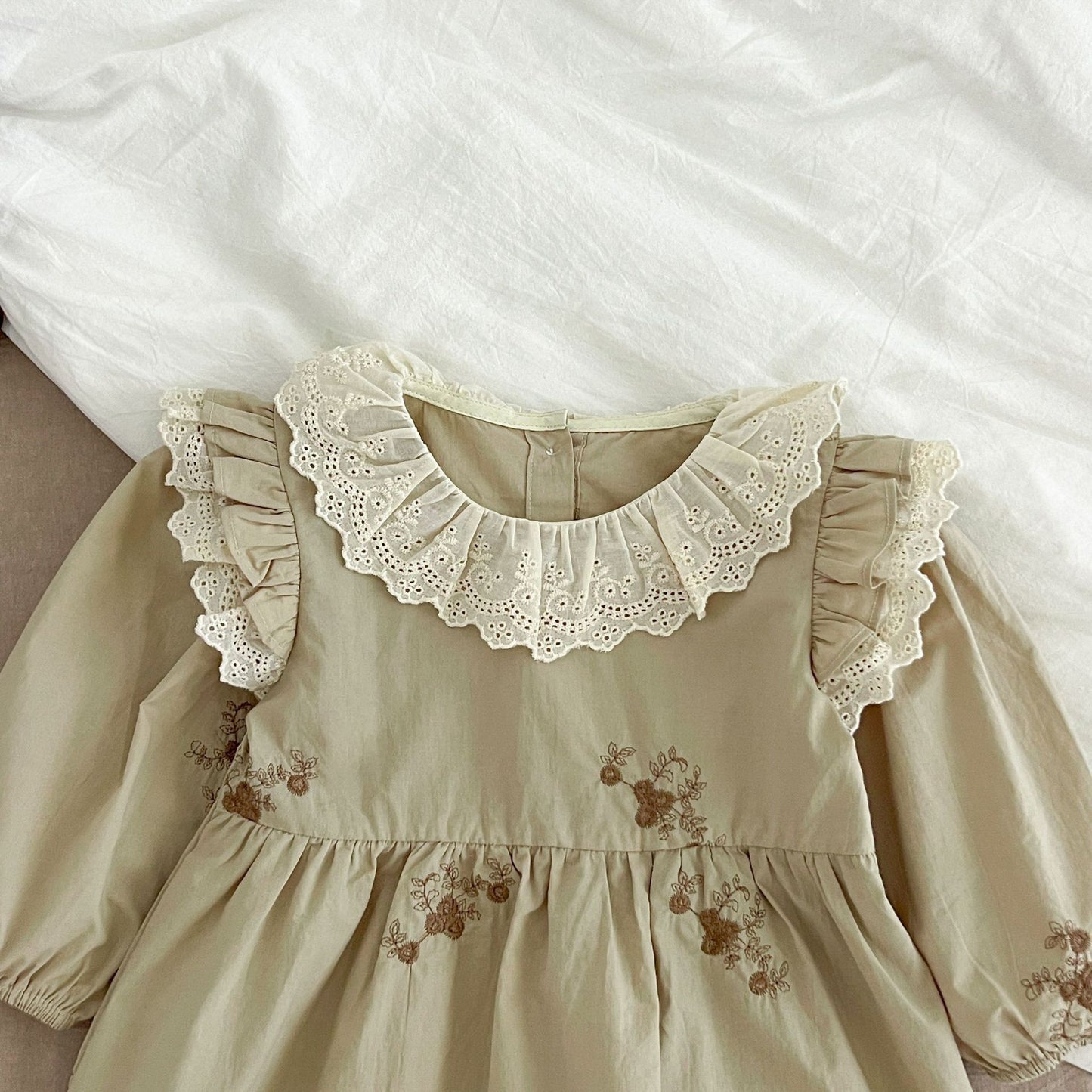 Vestido Infantil con Encaje y Flores