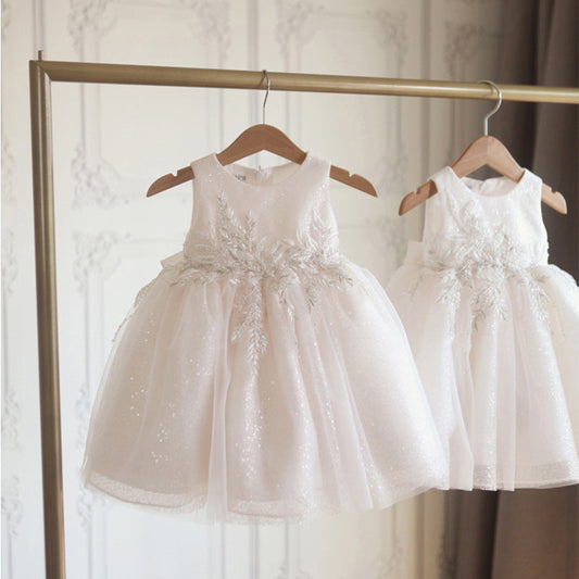 Vestido de fiesta infantil blanco brillante con flores