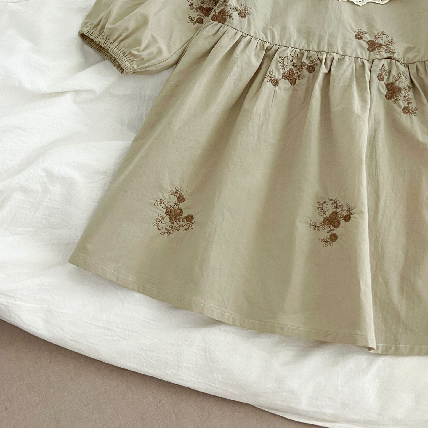 Vestido Infantil con Encaje y Flores