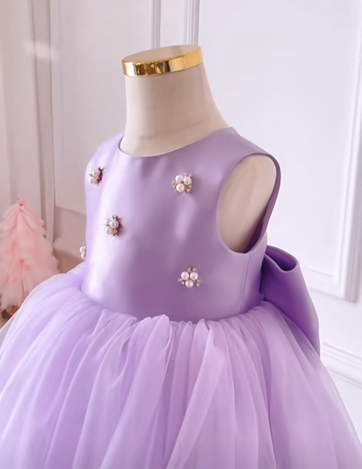 Vestido de fiesta infantil morado con perlas