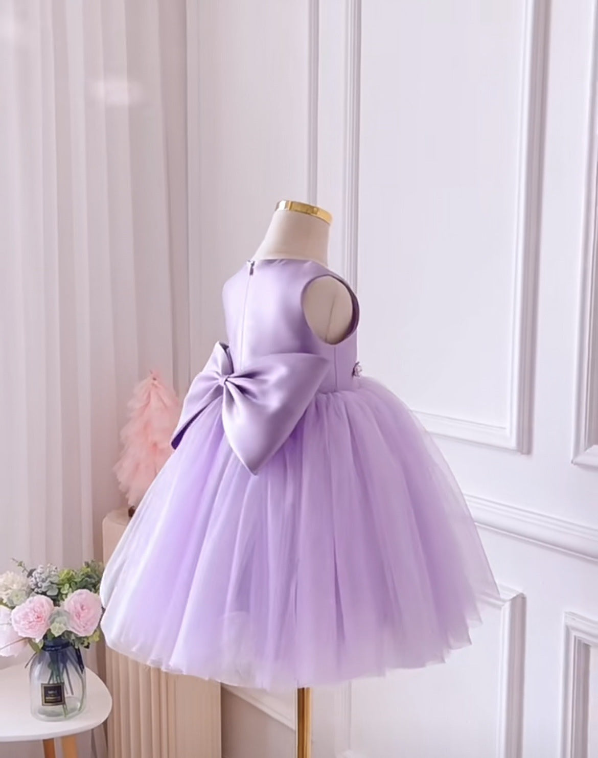 Vestido de fiesta infantil morado con perlas