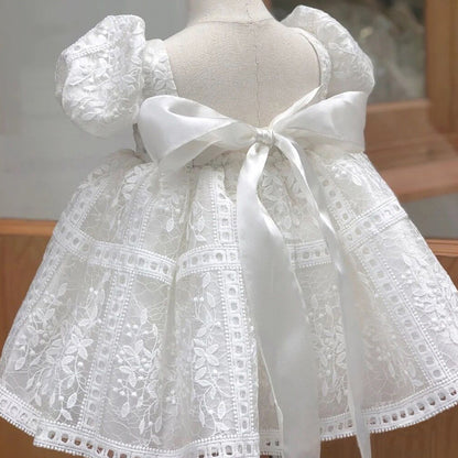 Vestido infantil de encaje con lazo