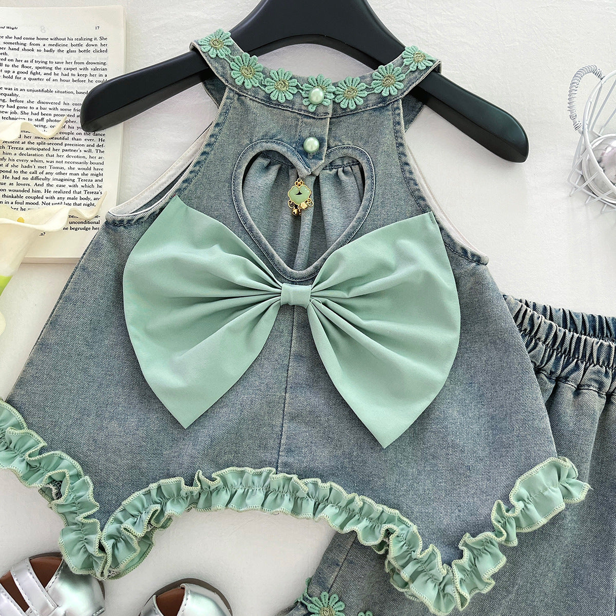 Conjunto vaquera para niña con estampado floral