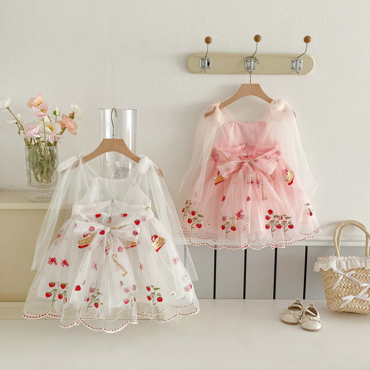 Pastel de vestidos infantiles y fresas