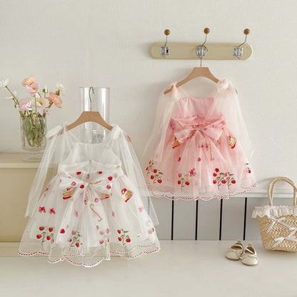 Pastel de vestidos infantiles y fresas